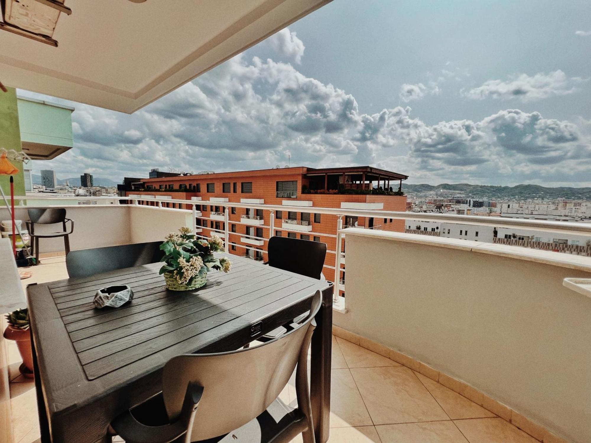 Cozy Rooftop - Your Home, Away From Home! Appartement Tirana